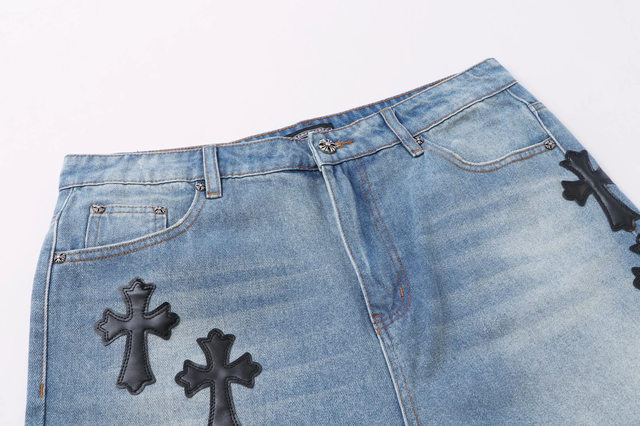 P260 Style No.: H84 Croxin & 𝐂𝐡𝐫𝐨𝐦𝐞 𝐇𝐞𝐚𝐫𝐭 ss25 blue and black leather test jeans. Styles with different washed textures are very friendly to people with thin legs. The slightly flared version perfectly modifies the leg shape. The timeless and moderate length makes it easy to match and match. It is the basis for various styles and is a must-have in your wardrobe! The fabric is stiff but also makes the upper body soft without losing texture. The washing process is even more perfect. It is a must-have item for everyone! ! ! Washed wheat, hang tag, pants label, three labels complete Color: blue Size: 30-32-34-36